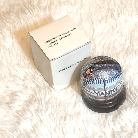 Unforgettaball 2004 Yankee Stadium Commemorative Baseball - Picture 2 of 8